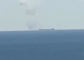 Dois mortos e 11 feridos em incêndio em cargueiro no mar Negro. Zelensky diz que foi atingido por drones russos