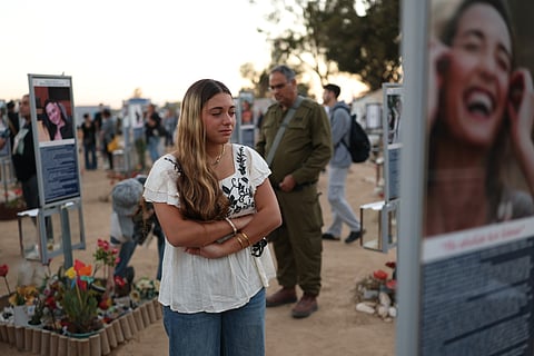 Familiares israelitas visitam um memorial dedicado às vítimas do festival de música Nova, perto de Re’im, junto à fronteira com Gaza.
