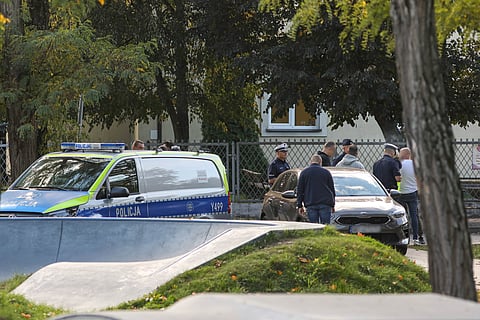 Polícia junto à escola em Ostroleka, cerca de 120 quilómetros a nordeste de Varsóvia.