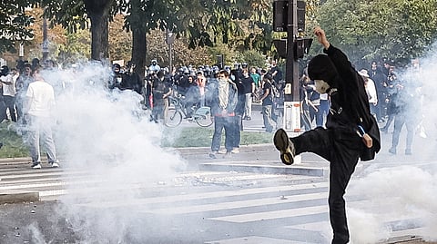 Protestos estudantis em França, na terça-feira (6 de outubro). Jovem de 15 anos perdeu a mão na segunda-feira (5 de outubro) por causa de uma granada de atordoamento lançada pela polícia.