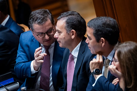 Da esquerda para a direita: Joaquim Miranda Sarmento (ministro das Finanças), Luís Montenegro (primeiro-ministro), António Leitão Amaro (ministro da Presidência). Debate quinzenal no Parlamento, Lisboa, 9 de outubro de 2026.