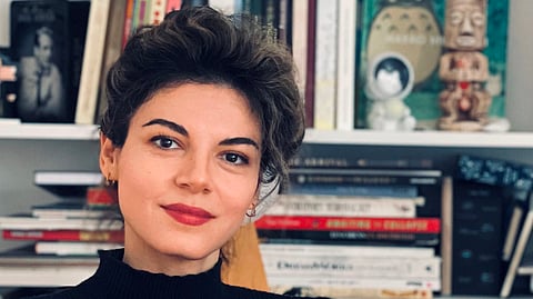 Mansoureh vive exilada em França desde 2011, depois de fugir do Irão com o marido uns anos antes. Mas acompanha com preocupação a situação no seu país natal.