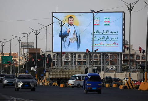 “Uma escalada será respondida com uma escalada”, diz mensagem dos Houthis num cartaz em Sanaa.