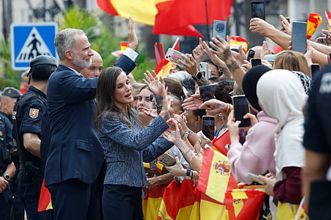 Os reis cumprimentam a multidão que os aguardava nas ruas de Ceuta.