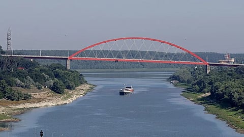 Navio em circulação no Mar Negro em Cernavoda, na Roménia, perto de onde foram atingidos os cargueiros nesta terça-feira (13).