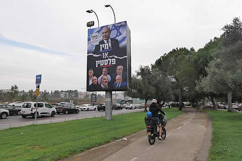 Um outdoor de campanha eleitoral com uma imagem do primeiro-ministro de Israel, Benjamin Netanyahu, e a frase em hebraico "Ou a Direita ou a Palestina".