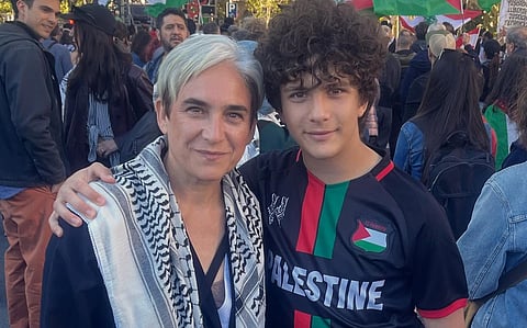 Ada Colau com um dos filhos, numa manifestação pró-Palestina.
