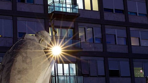 A estátua do papa João Paulo II no exterior do hospital Gemelli, em Roma, onde Leão XIV foi operado.