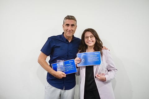 Leonardo Negrão e Amanda Lima com os diplomas e troféus do 1.º lugar da IX Edição do Prémio de Jornalismo "Analisar a Pobreza na Imprensa", conquistado pelo Diário de Notícias com a reportagem sobre a AIMA.