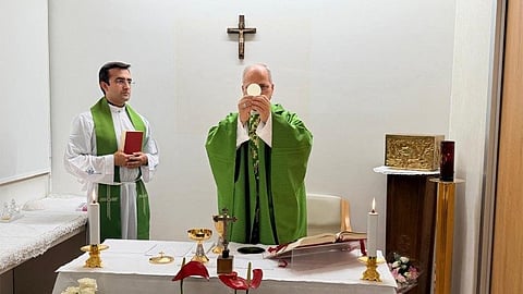 Papa com "melhoria progressiva" de saúde celebra missa no hospital
