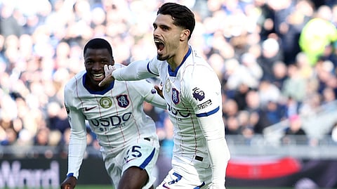 Pedro Neto comemora ao lado de Moises Caicedo.