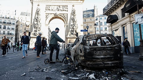Uma rua de Paris, com as marcas da violência de sábado (17 de outubro).