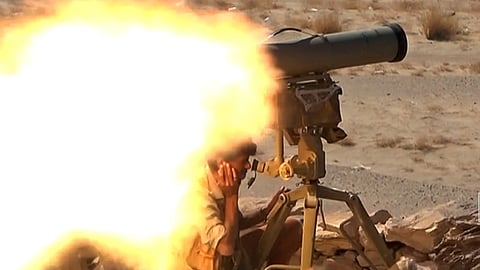 Um membro dos rebeldes houthis em pleno ataque na província de Jawf.
