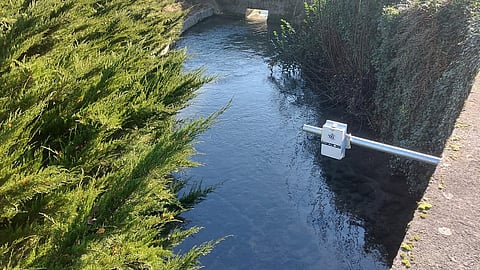 Um sensor da greenmetrics.ai colocado junto a uma zona de potencial cheia.