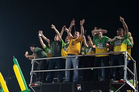 Louvores, cânticos de futebol e anti-PT em pavilhão lotado para carregar Flávio Bolsonaro