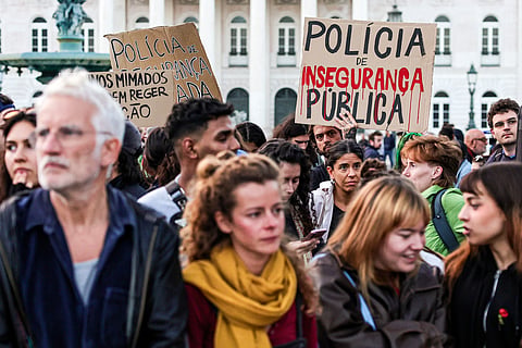 Homem sobe à estátua do Rossio e retira cartazes do movimento pela habitação