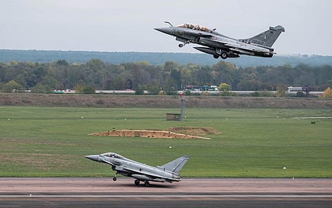 Aviões Typhoon, da RAF (no solo), e Rafale durante as manobras.