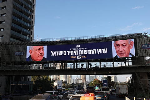 Cartaz publicitário de um canal de televisão israelita, com as fotos de Eisenkot e Netanyahu.