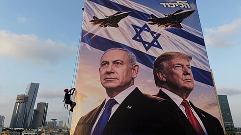 Benjamin Netanyahu e Donald Trump num cartaz gigante em Telavive. Presidente norte-americano deu o seu apoio eleitoral ao primeiro-ministro israelita, mas terá travado novo ataque ao Irão antes das eleições.