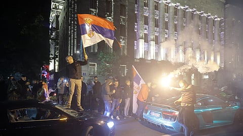 Festa nas ruas de Belgrado. São centenas de milhares de pessoas que esta madrugada de domingo celebram o fim do governo que há 14 anos domina o Estado.
