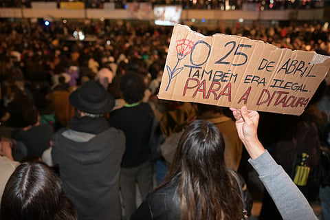 Manifestantes pelo direito à habitação reunidos na Praça D. João I, no Porto