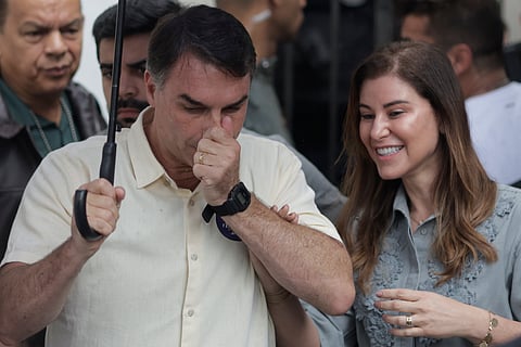 Flávio Bolsonaro ao lado de sua esposa, Fernanda, no último domingo, 25 de outubro, antes da derrota nas eleições presidenciais para Luiz Inácio Lula da Silva (PT).
