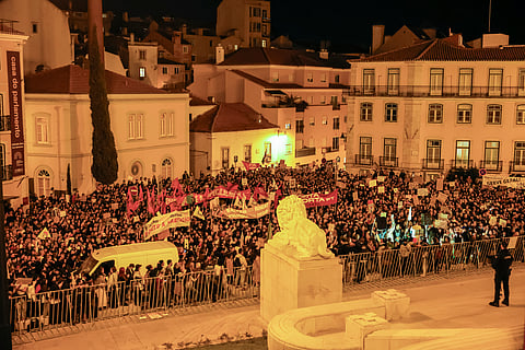 Milhares manifestam-se pelo direito à habitação em frente à Assembleia da República