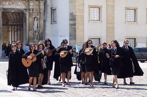 Há várias universidades nas quais se estabelece que quem não aceita ser praxado não pode usar traje e é excluído de "tudo".