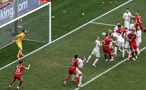 Luka Jovic cabeceia para o golo do empate nos instantes finais.