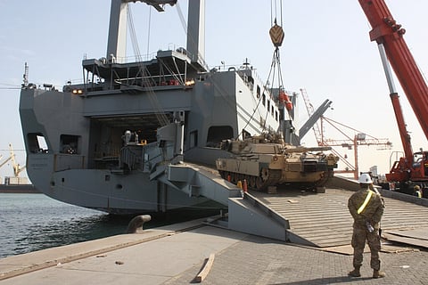 Operação de descarga de um tanque M1 Abrams.