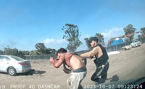 Um terrorista do Hamas faz um refém durante o ataque numa das imagens transmitida pelas redes sociais na altura.