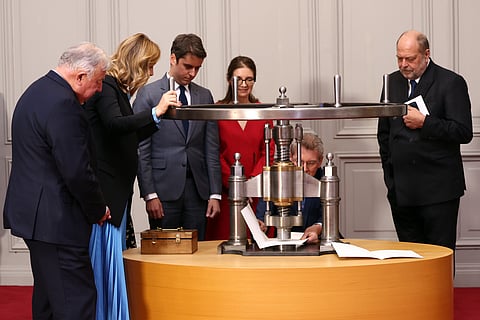 Gabriel Attal observa a líder da Assembleia, Yael Braun-Pivet, a pôr o “selo do Congresso” na alteração.