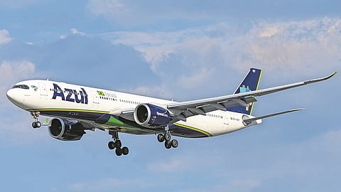 Avião com pouco combustível declara emergência, mas mau tempo impede-o de aterrar em dois aeroportos no Brasil