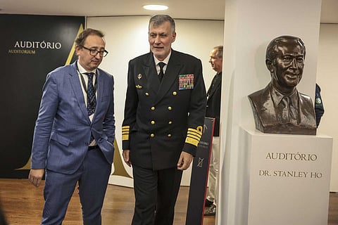 Filipe Alves, diretor do DN, recebe o almirante Gouveia e Melo na Conferência do DN sobre Cibersegurança.
