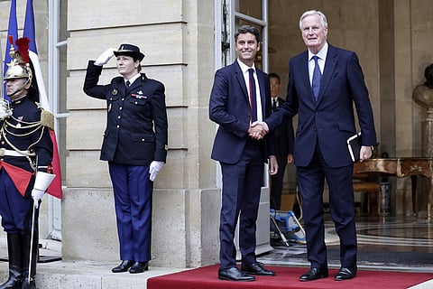 O mais jovem primeiro-ministro francês deu lugar ao mais velho. Attal tinha 34 anos quando tomou posse e Barnier tem 73.
