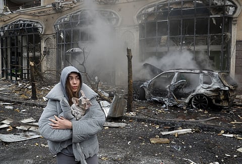 Os destroços de mísseis russos que caíram no centro de Kiev causaram morte e destruição.