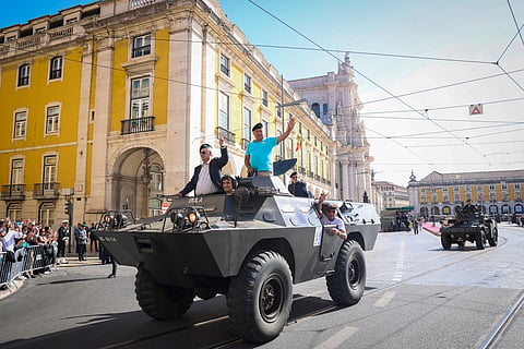 Heróis anónimos e viaturas militares voltam à rua em Santarém e em Lisboa para recriação da revolução