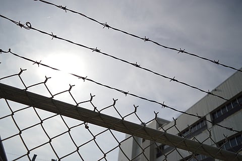 Detido suspeito de integrar rede que arremessava droga sobre os muros de prisão