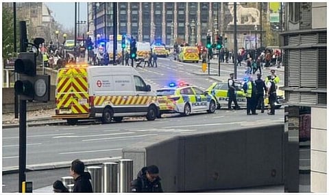 Polícias e ambulâncias nas imediações da Ponte de Westminster.