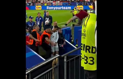 Adepto atira-se da bancada e por pouco não abalroa Cristiano Ronaldo