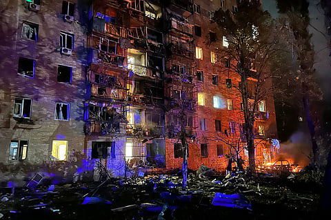 Autarca de Kursk divulgou imagens de um fogo num prédio residencial causado por um ataque.