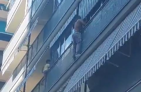 Homem salva criança autista de cair de varanda em Espanha