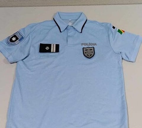 Uniforme apreendido com o falso polícia.
