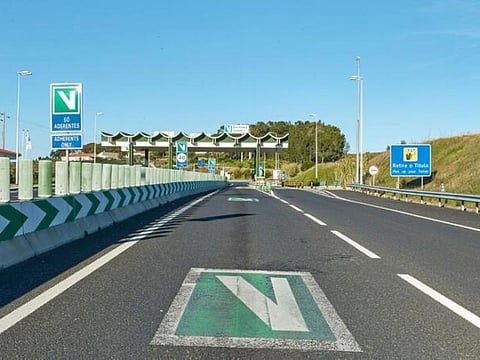 Pedágios são chamados de portagens.