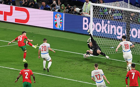 Francisco Conceição remata para o golo da vitória de Portugal.