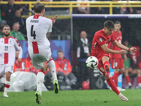 Arda Güler remata para o segundo golo da Turquia.