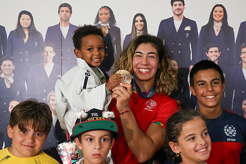 Medalhada Patrícia Sampaio volta com "turbilhão de emoções" e tem receção calorosa