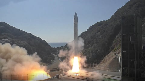 Foguete da empresa japonesa Space One explode durante o lançamento