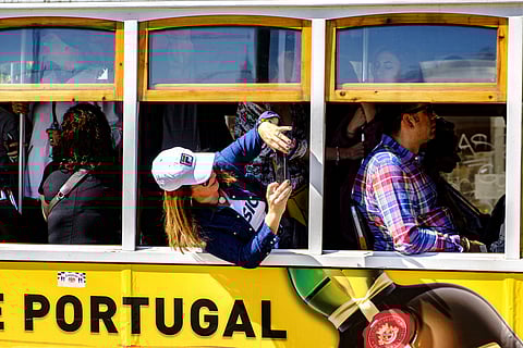 Elétrico apinhado de turistas, em Lisboa.
