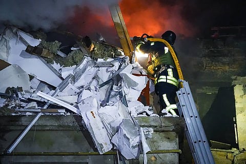 Bombeiros apagam um incêndio num dos edifícios atingidos pelo ataque russo em Odessa.